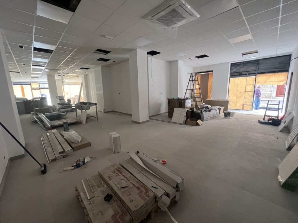 Limpieza final de obra en local reformado en Castellón con materiales de construcción, suelo y zonas interiores antes del servicio profesional