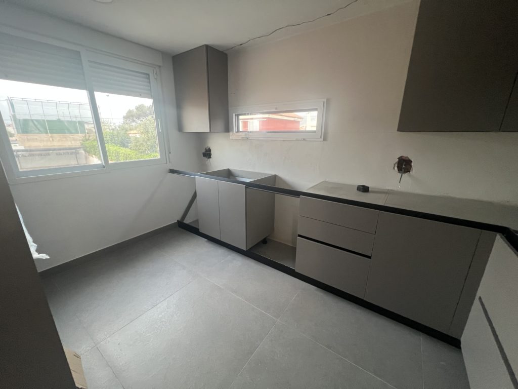 Limpieza de obra nueva en cocina reformada en Castellón con muebles instalados, suelo limpio y acabados pendientes