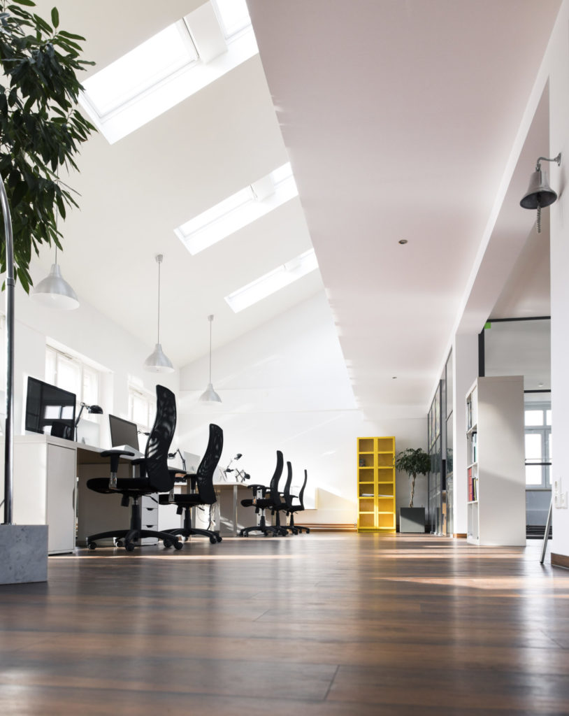 Limpieza de oficinas en Castellón con espacio de trabajo moderno, mesas, ordenadores y suelo limpio.
