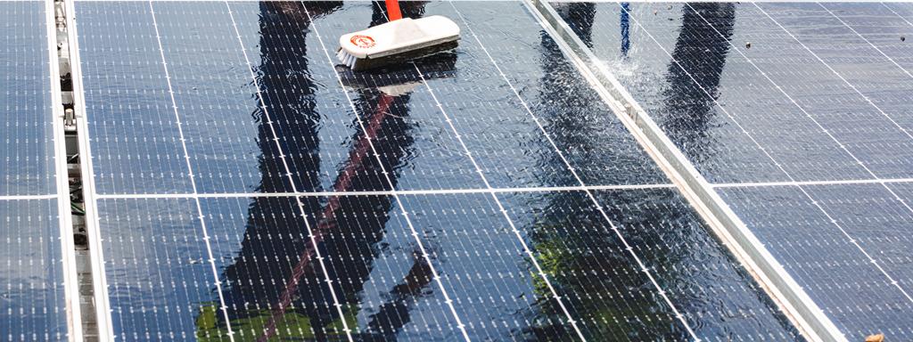 Limpieza profesional de placas solares con cepillo y agua en Castellón