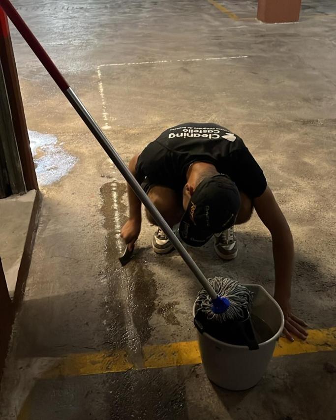 Trabajador de Cleaning Castelló limpiando