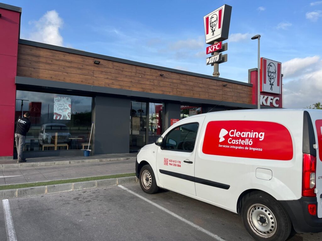 Equipo de Cleaning Castelló realizando limpieza de escaparates en un comercio de Castellón