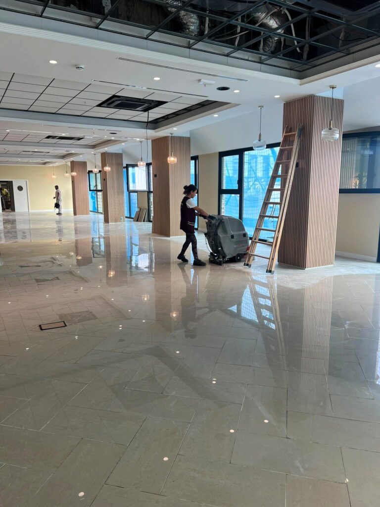 Limpieza profesional de suelos después de una obra