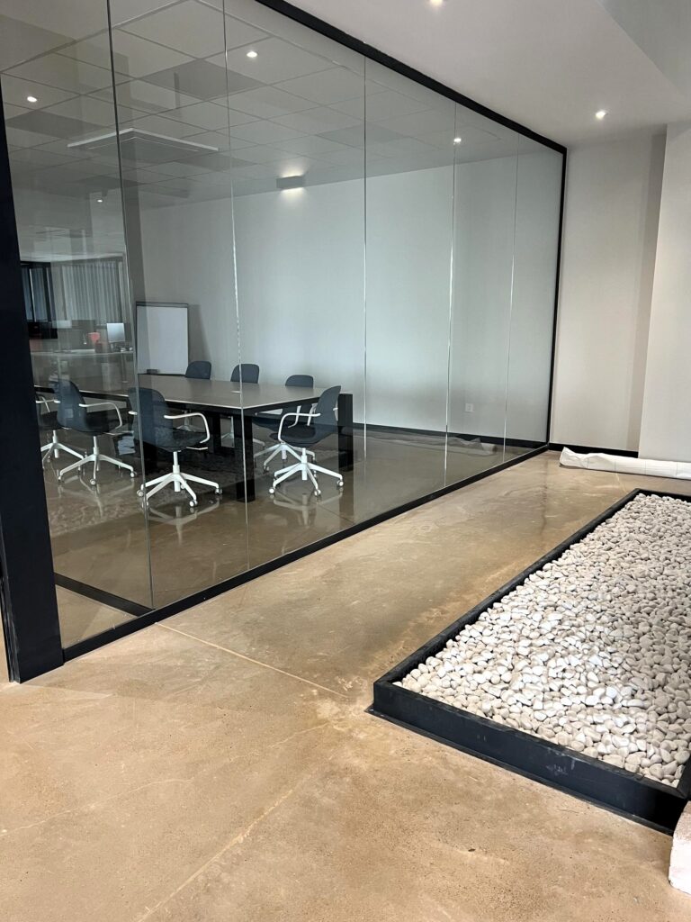 Oficinas limpias después de trabajos de obra y reforma