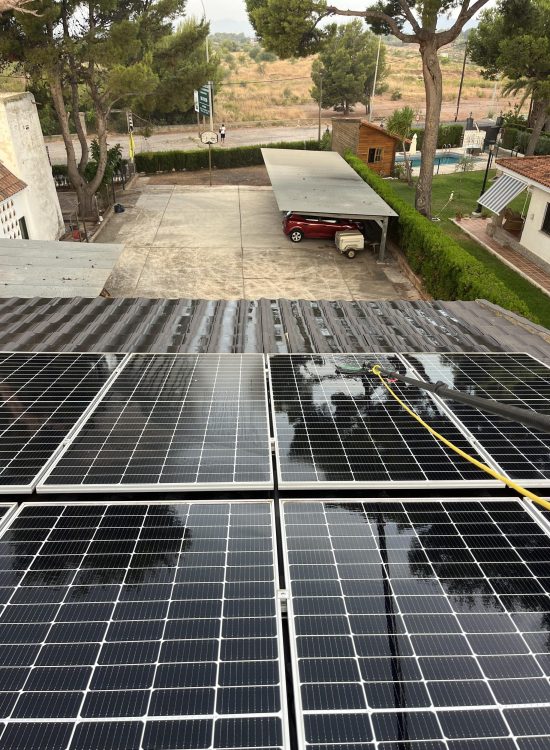 Limpieza de placas solares con equipo profesional en Castellón