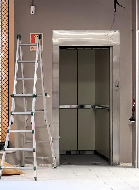 Limpieza final de obra en zona de ascensor
