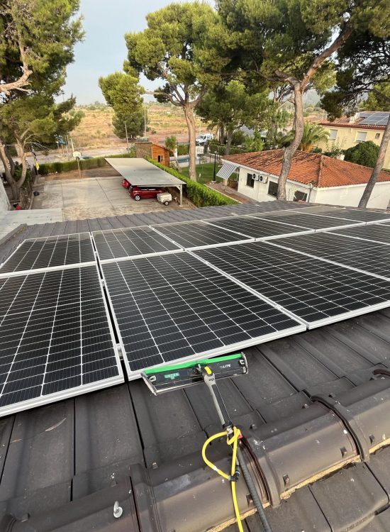 Limpieza profesional de placas solares en Castellón