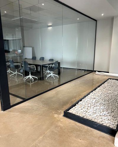 Oficinas limpias después de trabajos de obra y reforma