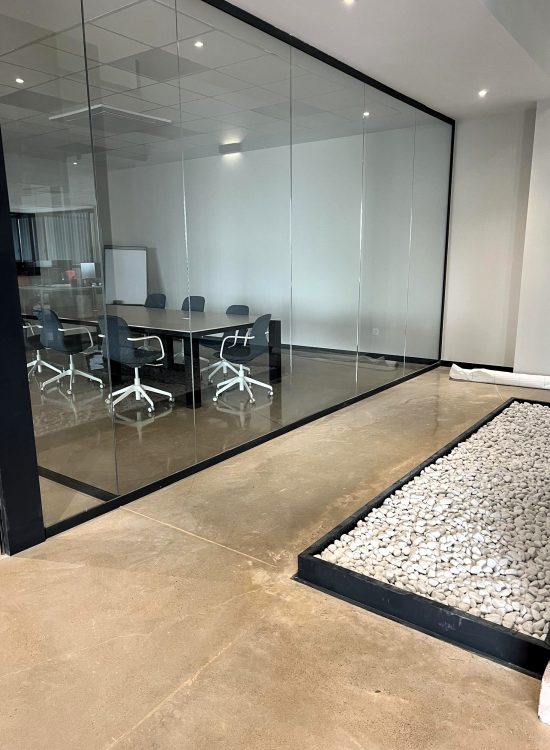 Oficinas limpias después de trabajos de obra y reforma