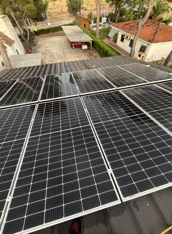 Paneles solares limpios tras un servicio de limpieza en Castellón