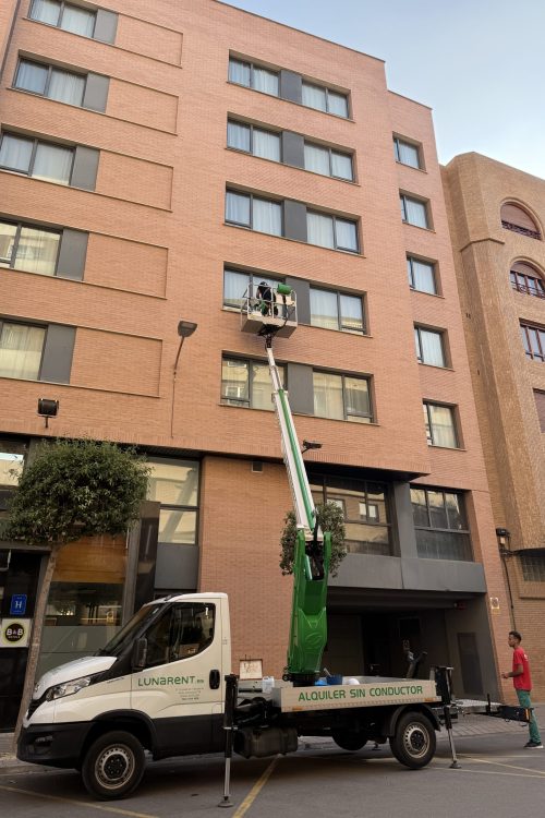 Limpieza de fachadas en Castellón con plataforma elevadora en edificio de varias plantas y trabajos en altura.